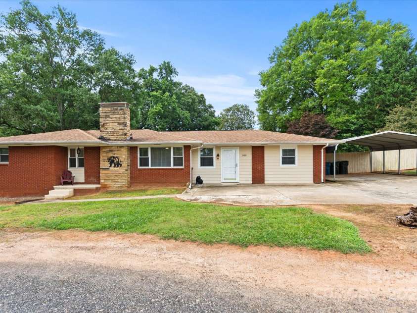 1810 13th Avenue, Hickory, NC 28601.  MLS# CAR4264694, YatesRealty ID 27895. 