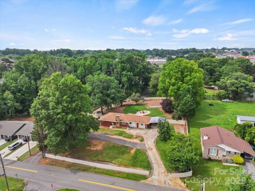 1810 13th Avenue, Hickory, NC 28601.  MLS# CAR4264694, YatesRealty ID 27895. 