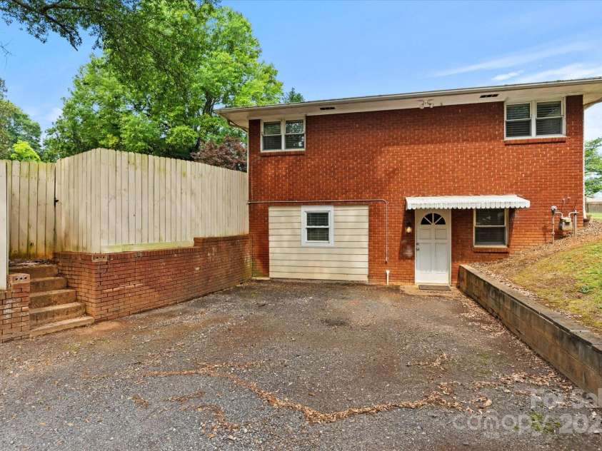 1810 13th Avenue, Hickory, NC 28601.  MLS# CAR4264694, YatesRealty ID 27895. 