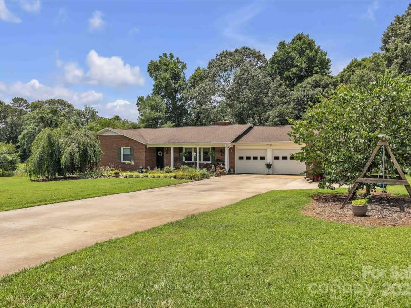 137 Proust Road, Statesville, NC 28625.  MLS# CAR4273855, YatesRealty ID 27896. 