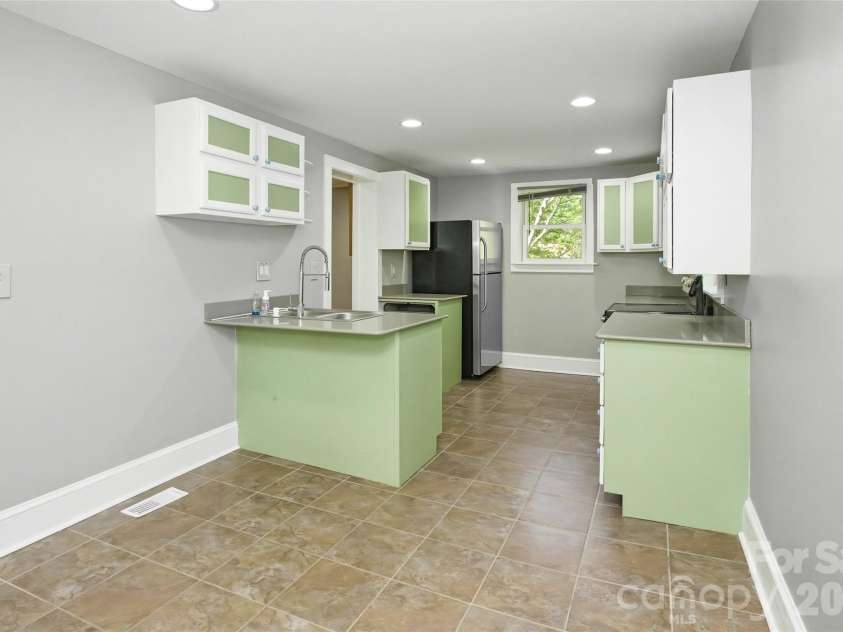 70 Cedar Street, Asheville, NC 28803.  MLS# CAR4378212, YatesRealty ID 27897. 