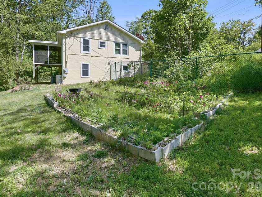 70 Cedar Street, Asheville, NC 28803.  MLS# CAR4378212, YatesRealty ID 27897. 