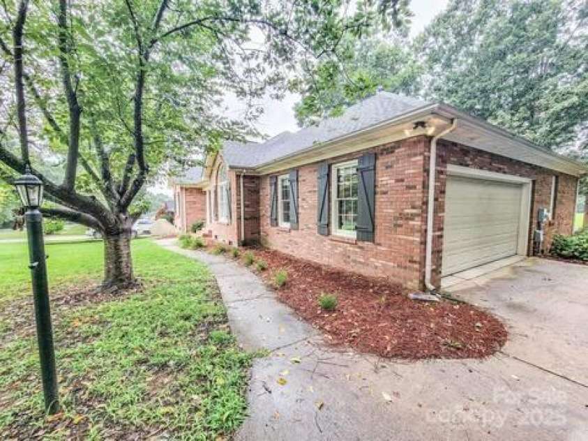 6231 Kentwood Drive, Kannapolis, NC 28081.  MLS# CAR4252853, YatesRealty ID 279. 
