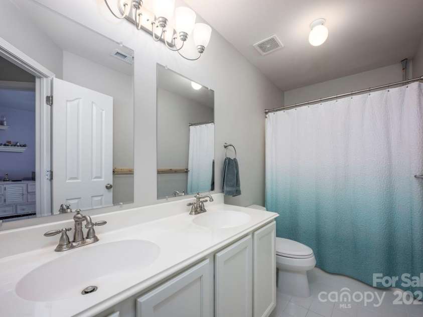 3329 Brownes Creek Road, Charlotte, NC 28269.  MLS# CAR4232626, YatesRealty ID 2790. Guest bath