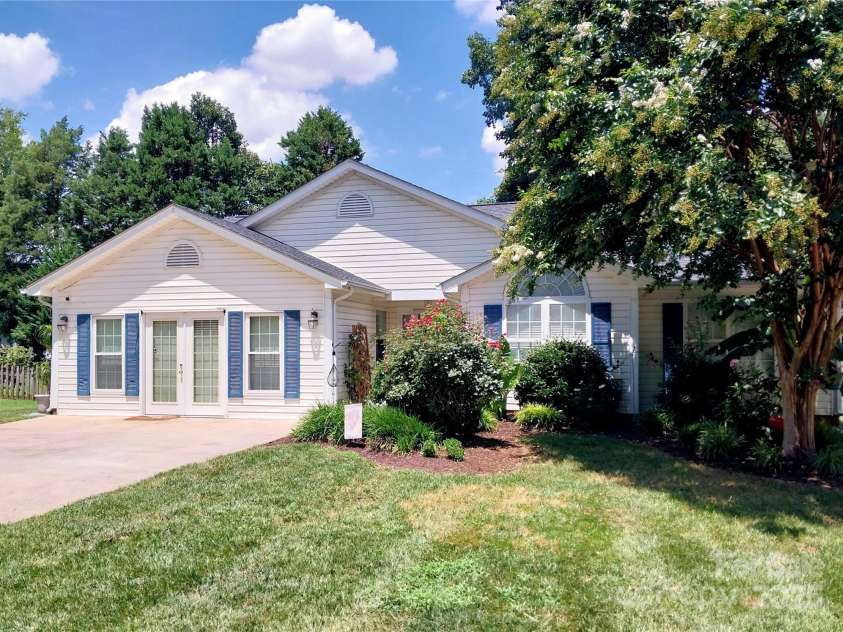 4135 Medford Drive, Concord, NC 28027.  MLS# CAR4282325, YatesRealty ID 27900. 