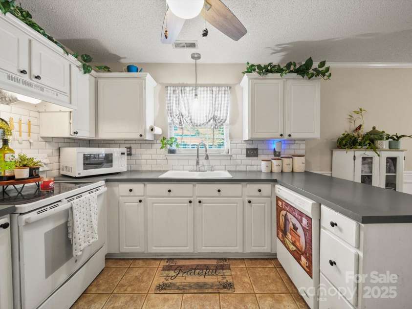 4135 Medford Drive, Concord, NC 28027.  MLS# CAR4282325, YatesRealty ID 27900. 