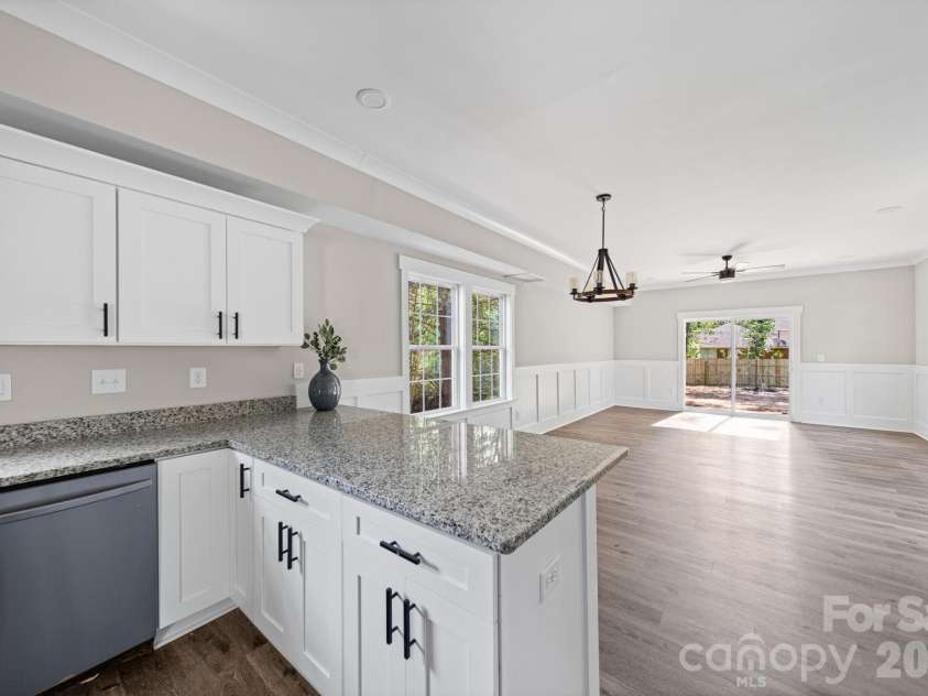 2406 Newland Road, Charlotte, NC 28216.  MLS# CAR4382166, YatesRealty ID 27901. 