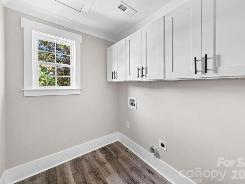 2406 Newland Road, Charlotte, NC 28216.  MLS# CAR4382166, YatesRealty ID 27901. 