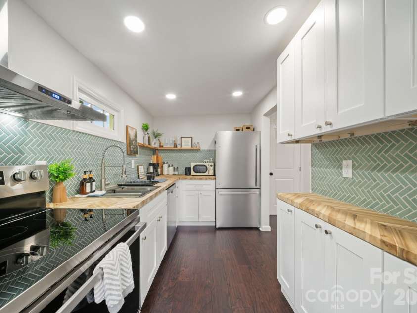 2 Laban Lane, Asheville, NC 28805.  MLS# CAR4381795, YatesRealty ID 27903. 