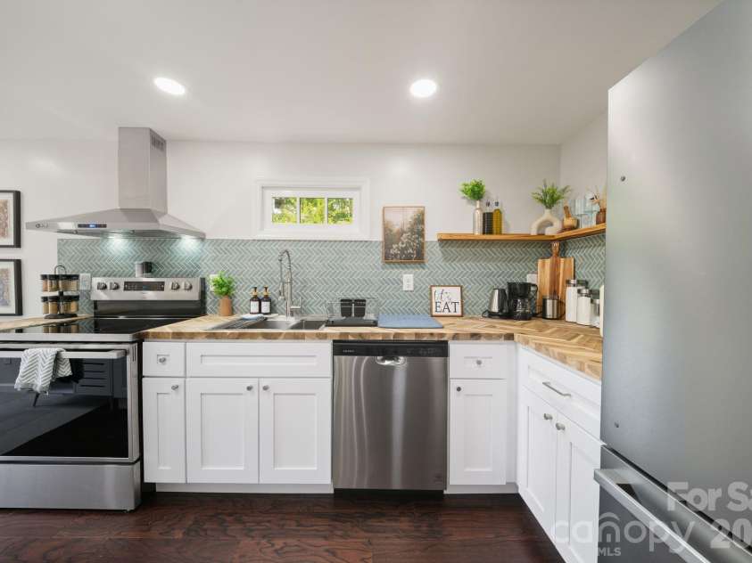 2 Laban Lane, Asheville, NC 28805.  MLS# CAR4381795, YatesRealty ID 27903. 