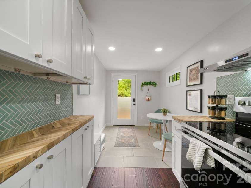 2 Laban Lane, Asheville, NC 28805.  MLS# CAR4381795, YatesRealty ID 27903. 
