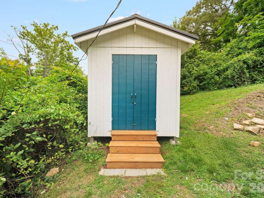 2 Laban Lane, Asheville, NC 28805.  MLS# CAR4381795, YatesRealty ID 27903. 