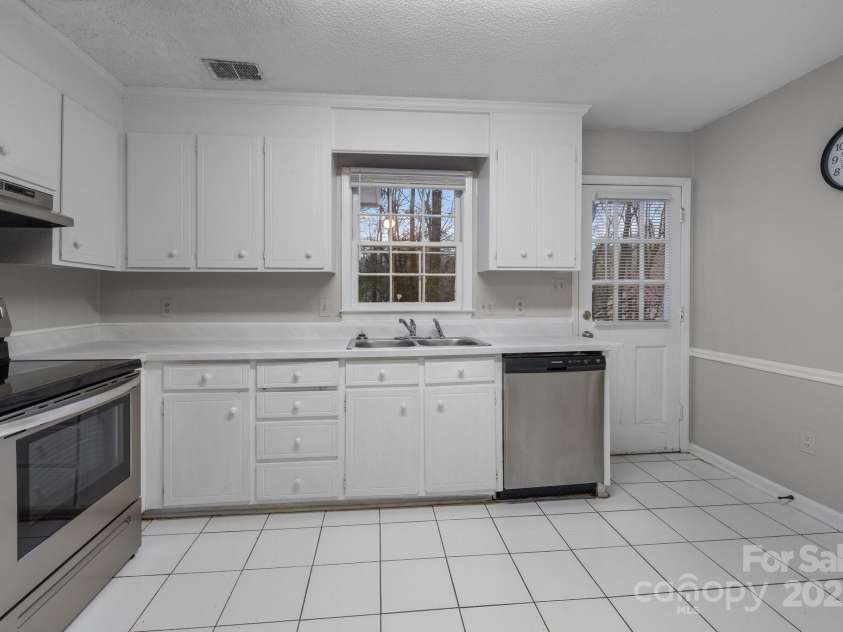 5948 Deveron Drive, Charlotte, NC 28211.  MLS# CAR4225221, YatesRealty ID 2791. 5948 Deveron - Duplex