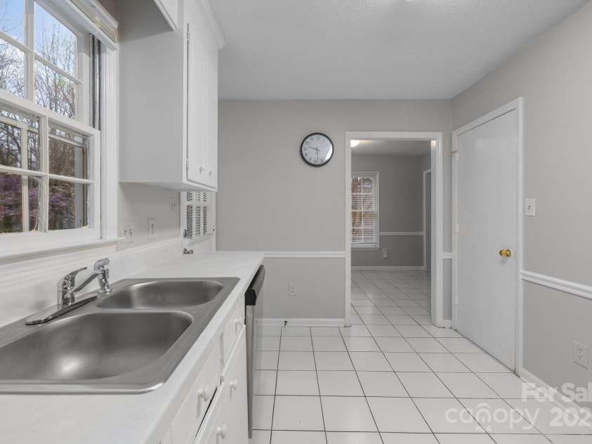 5948 Deveron Drive, Charlotte, NC 28211.  MLS# CAR4225221, YatesRealty ID 2791. 5948 Deveron - Duplex