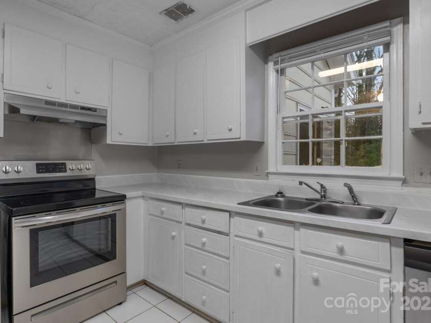 5948 Deveron Drive, Charlotte, NC 28211.  MLS# CAR4225221, YatesRealty ID 2791. 5948 Deveron - Duplex