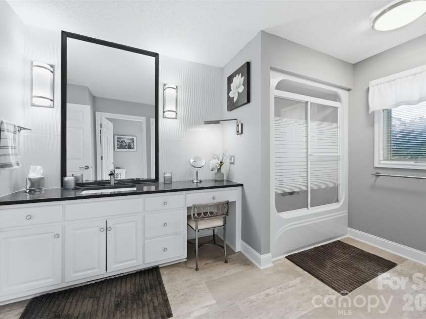3650 Foxboro Lane, Hickory, NC 28601.  MLS# CAR4378362, YatesRealty ID 27915. 