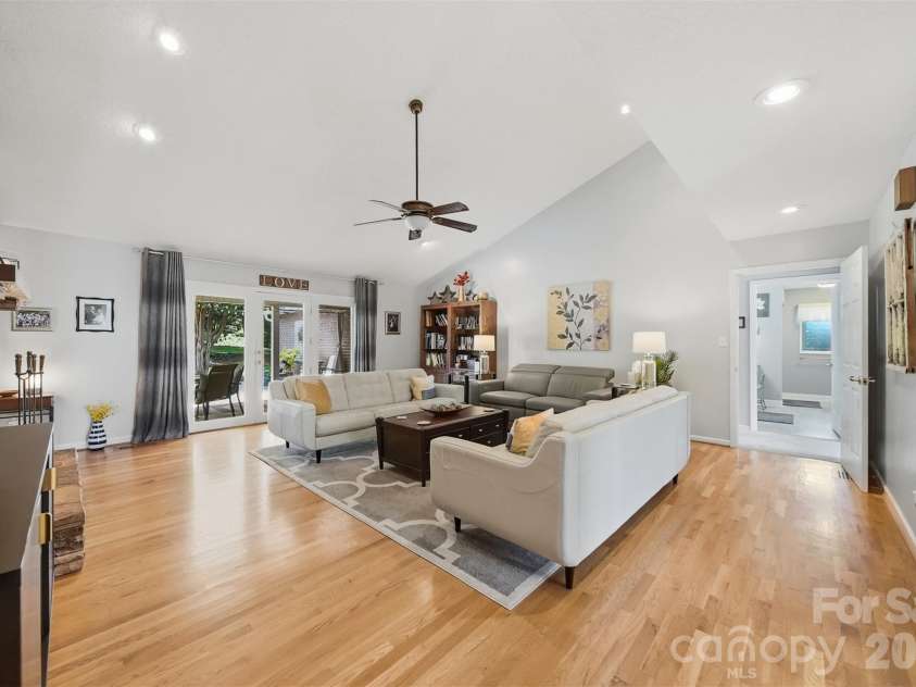 3650 Foxboro Lane, Hickory, NC 28601.  MLS# CAR4378362, YatesRealty ID 27915. 
