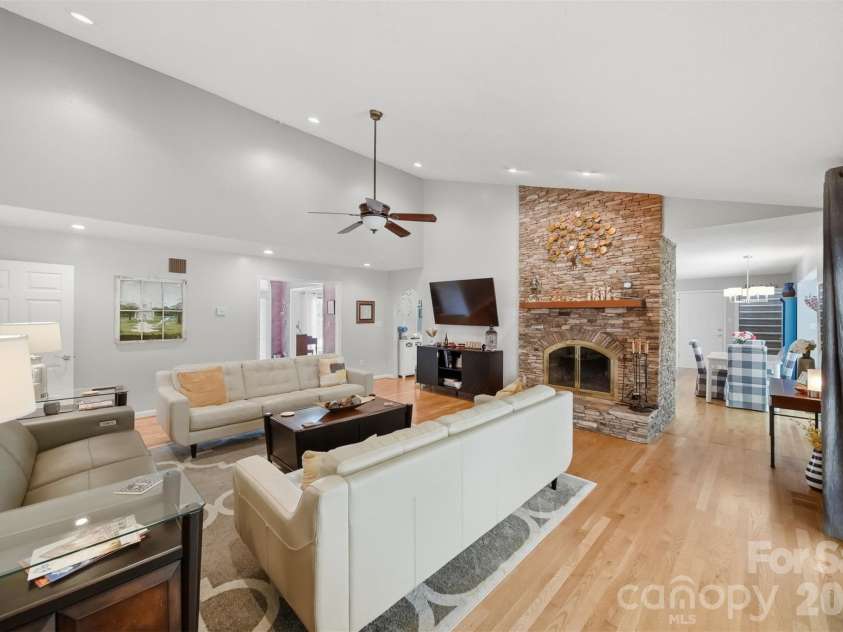 3650 Foxboro Lane, Hickory, NC 28601.  MLS# CAR4378362, YatesRealty ID 27915. 
