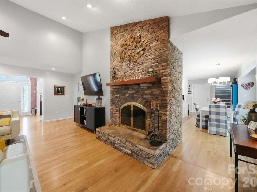 3650 Foxboro Lane, Hickory, NC 28601.  MLS# CAR4378362, YatesRealty ID 27915. 