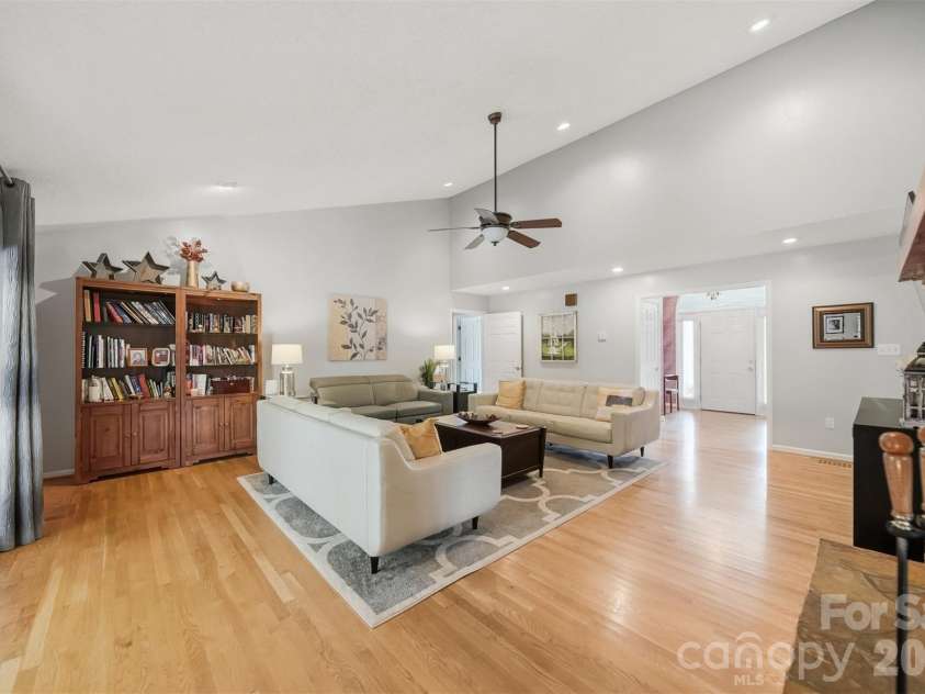 3650 Foxboro Lane, Hickory, NC 28601.  MLS# CAR4378362, YatesRealty ID 27915. 