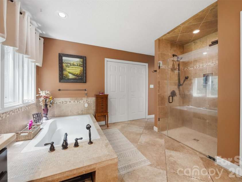 3650 Foxboro Lane, Hickory, NC 28601.  MLS# CAR4378362, YatesRealty ID 27915. 