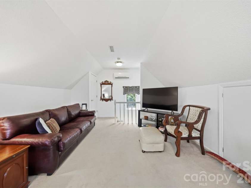 3650 Foxboro Lane, Hickory, NC 28601.  MLS# CAR4378362, YatesRealty ID 27915. 
