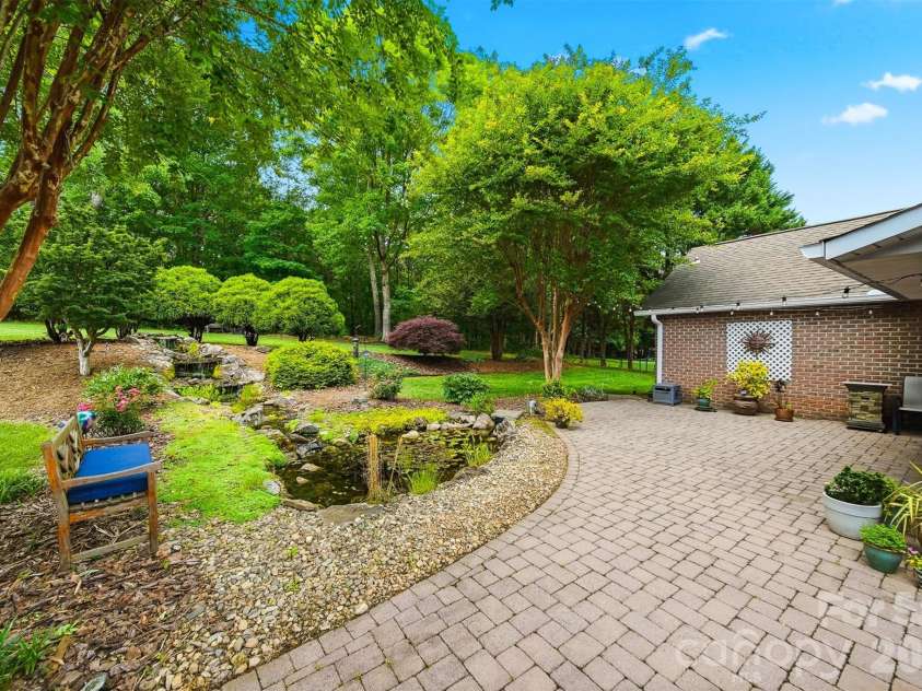 3650 Foxboro Lane, Hickory, NC 28601.  MLS# CAR4378362, YatesRealty ID 27915. 