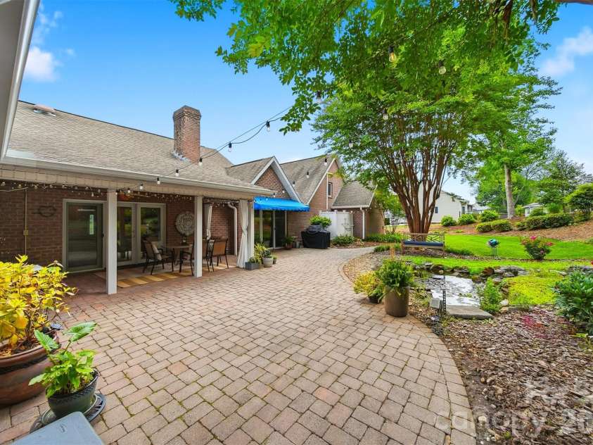 3650 Foxboro Lane, Hickory, NC 28601.  MLS# CAR4378362, YatesRealty ID 27915. 