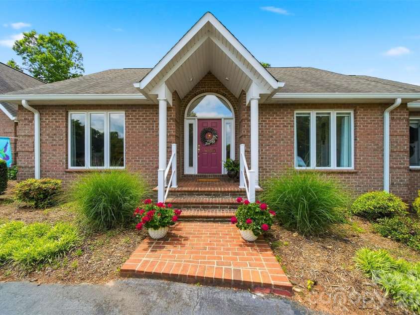 3650 Foxboro Lane, Hickory, NC 28601.  MLS# CAR4378362, YatesRealty ID 27915. 