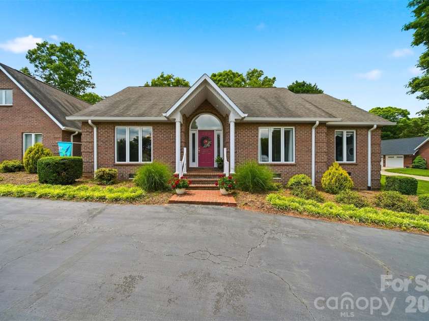 3650 Foxboro Lane, Hickory, NC 28601.  MLS# CAR4378362, YatesRealty ID 27915. 