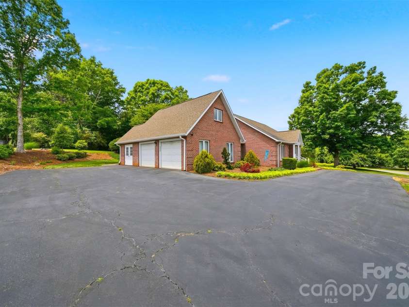3650 Foxboro Lane, Hickory, NC 28601.  MLS# CAR4378362, YatesRealty ID 27915. 