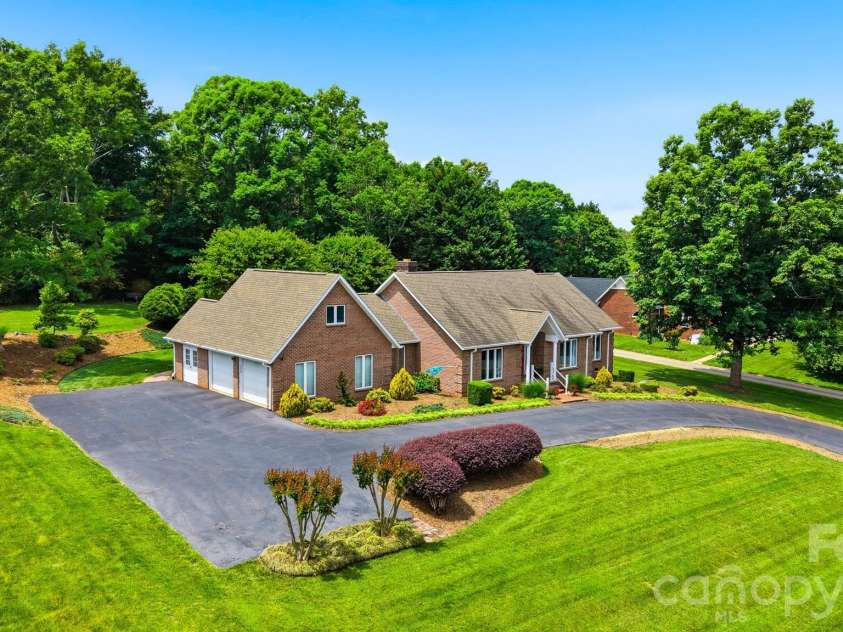 3650 Foxboro Lane, Hickory, NC 28601.  MLS# CAR4378362, YatesRealty ID 27915. 