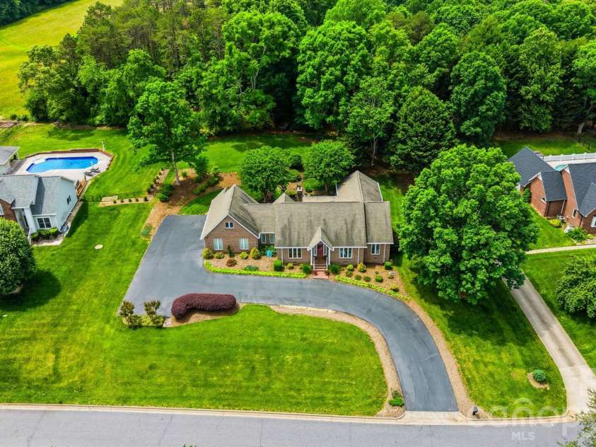 3650 Foxboro Lane, Hickory, NC 28601.  MLS# CAR4378362, YatesRealty ID 27915. 