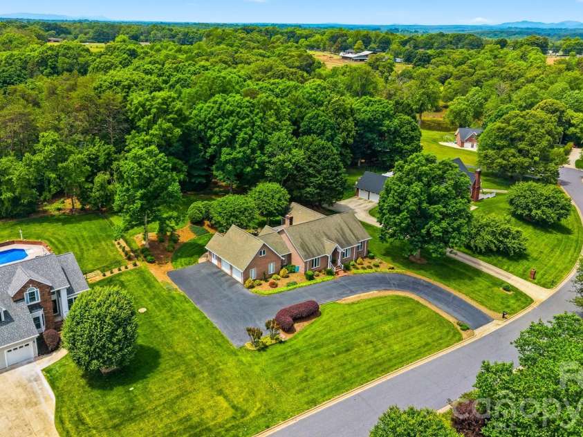 3650 Foxboro Lane, Hickory, NC 28601.  MLS# CAR4378362, YatesRealty ID 27915. 