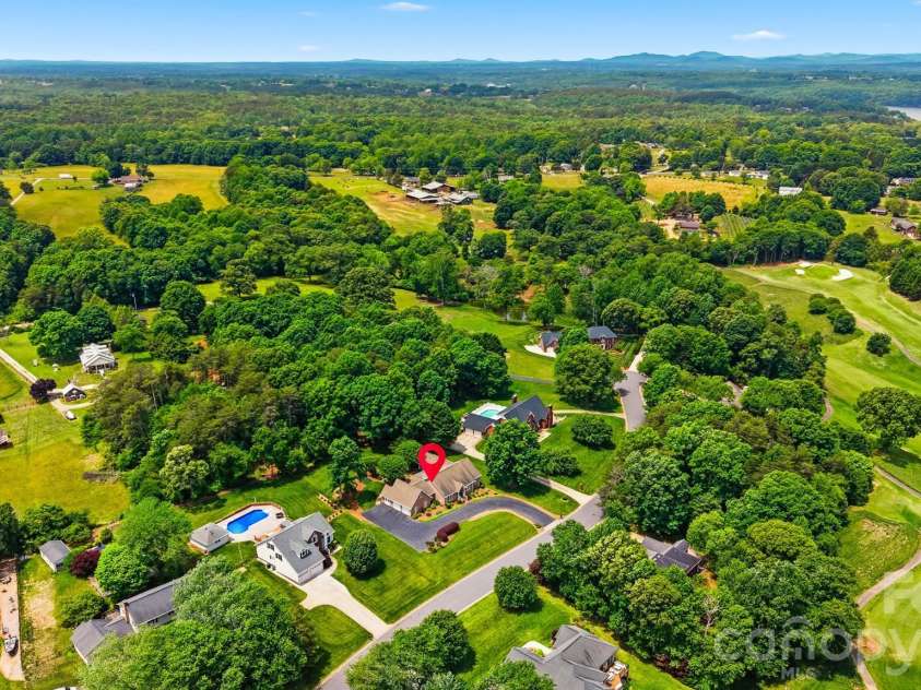 3650 Foxboro Lane, Hickory, NC 28601.  MLS# CAR4378362, YatesRealty ID 27915. 