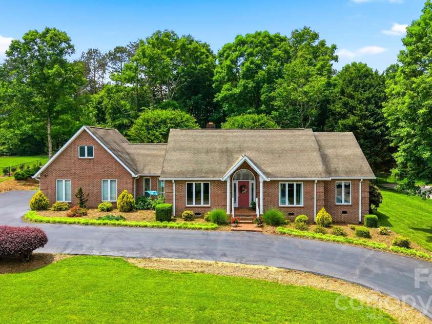 3650 Foxboro Lane, Hickory, NC 28601.  MLS# CAR4378362, YatesRealty ID 27915. 