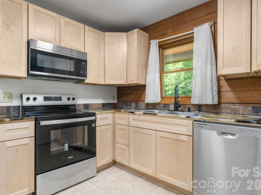 3206 Fork Mountain Road, Bakersville, NC 28705.  MLS# CAR4386731, YatesRealty ID 27916. Kitchen