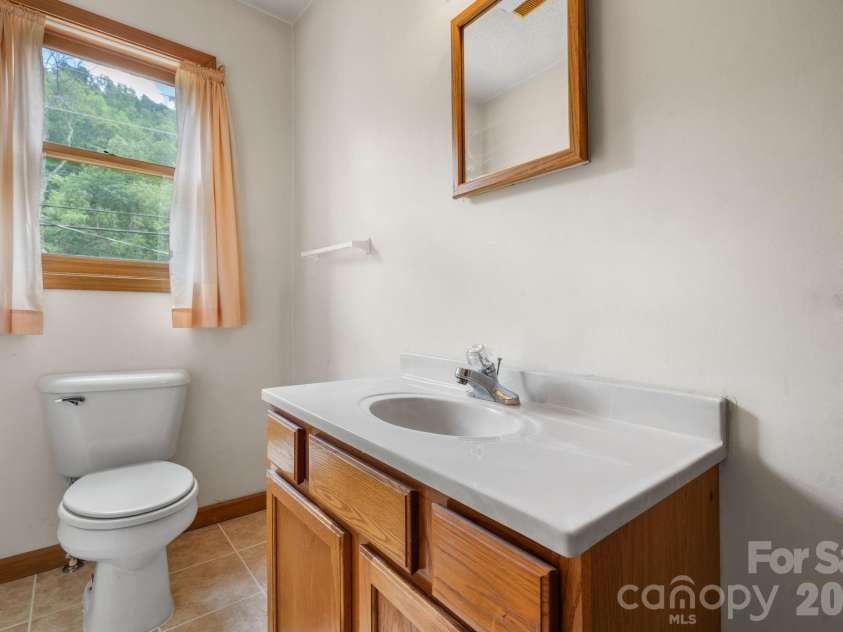 3206 Fork Mountain Road, Bakersville, NC 28705.  MLS# CAR4386731, YatesRealty ID 27916. Upstairs bathroom