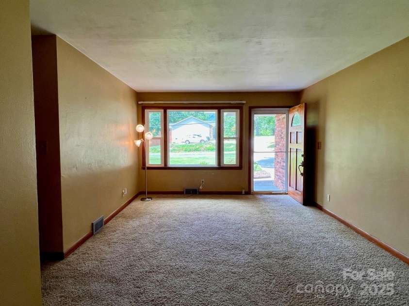 795 Monte Vista Road, Candler, NC 28715.  MLS# CAR4273590, YatesRealty ID 27916. 