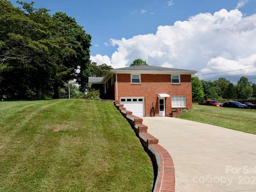 795 Monte Vista Road, Candler, NC 28715.  MLS# CAR4273590, YatesRealty ID 27916. Double wide driveway for plenty of parking