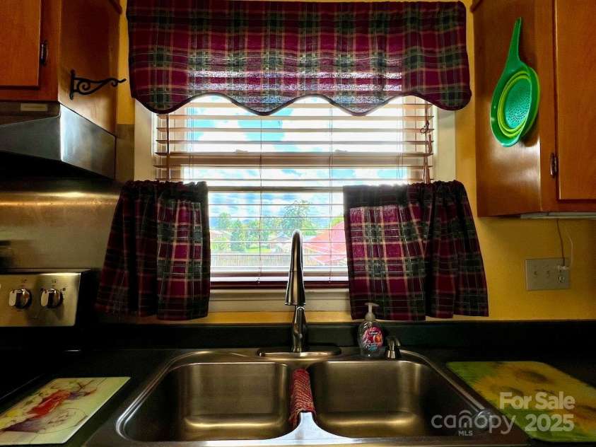 795 Monte Vista Road, Candler, NC 28715.  MLS# CAR4273590, YatesRealty ID 27916. Enjoy your mountain view from the kitchen.
