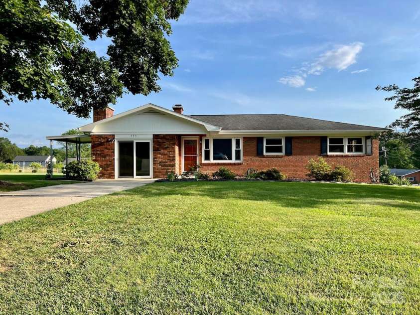 795 Monte Vista Road, Candler, NC 28715.  MLS# CAR4273590, YatesRealty ID 27916. Welcome home to 795 Monte Vista Rd!
