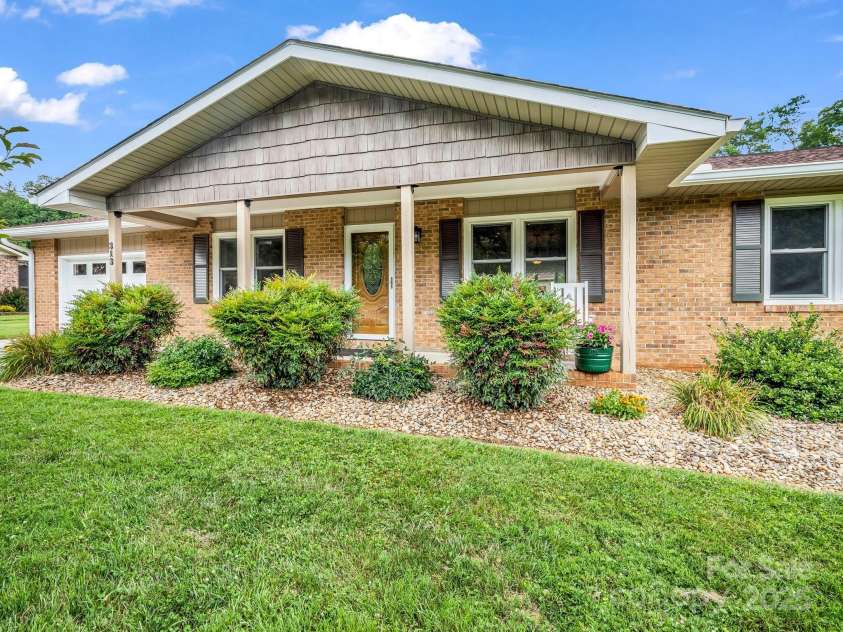 313 Resada Drive, Brevard, NC 28712.  MLS# CAR4278349, YatesRealty ID 27917. 