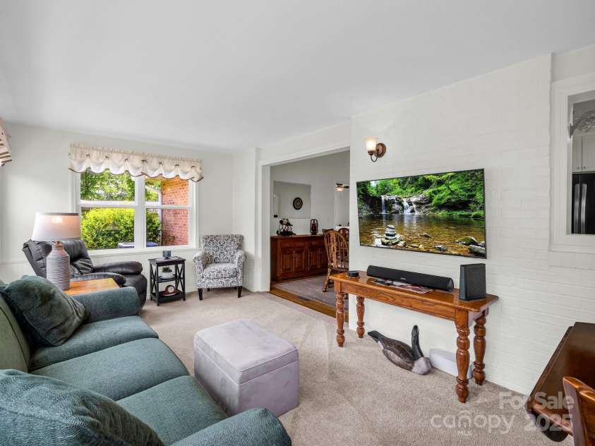 313 Resada Drive, Brevard, NC 28712.  MLS# CAR4278349, YatesRealty ID 27917. 