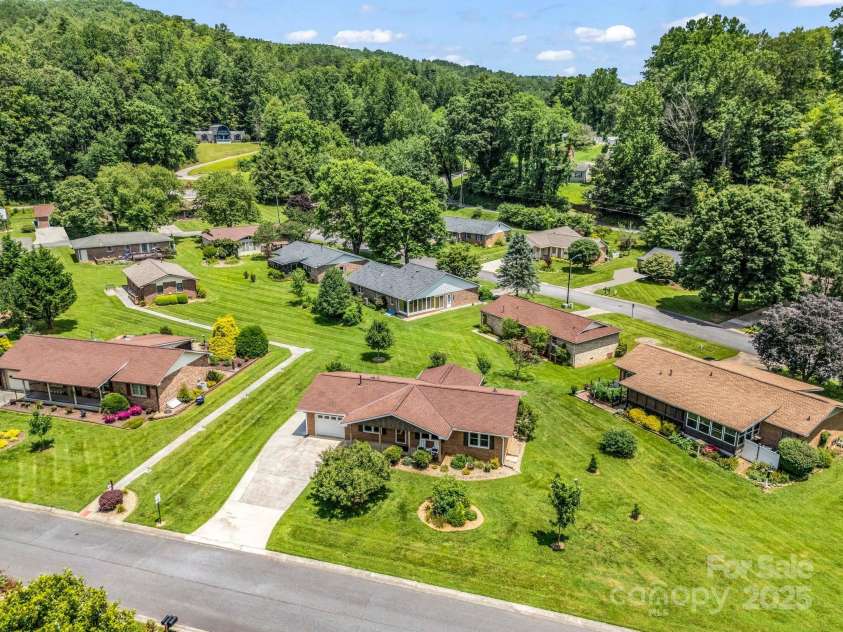 313 Resada Drive, Brevard, NC 28712.  MLS# CAR4278349, YatesRealty ID 27917. 