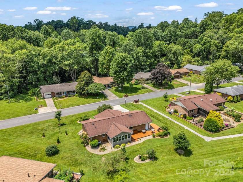 313 Resada Drive, Brevard, NC 28712.  MLS# CAR4278349, YatesRealty ID 27917. 