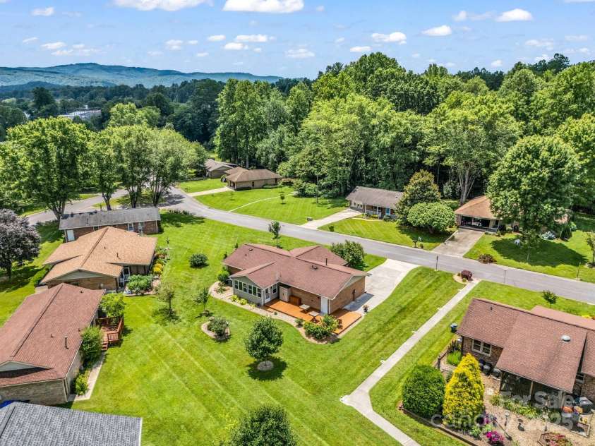 313 Resada Drive, Brevard, NC 28712.  MLS# CAR4278349, YatesRealty ID 27917. 