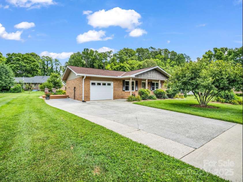 313 Resada Drive, Brevard, NC 28712.  MLS# CAR4278349, YatesRealty ID 27917. 