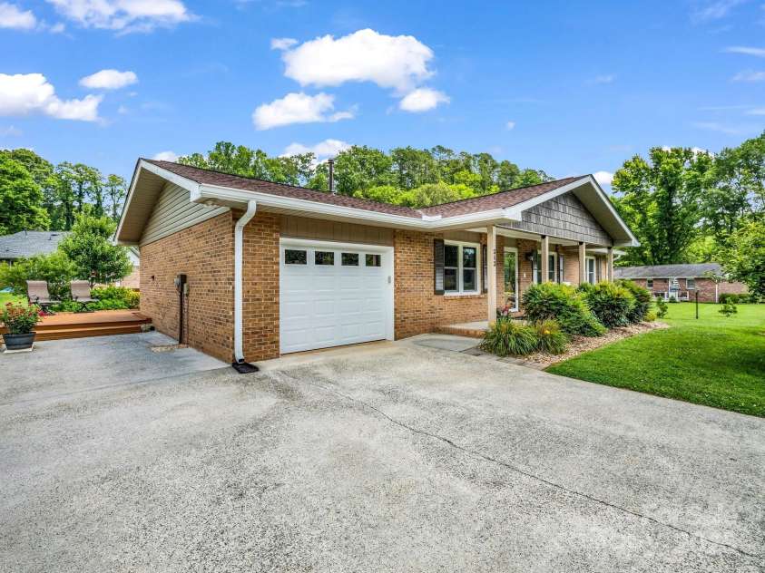 313 Resada Drive, Brevard, NC 28712.  MLS# CAR4278349, YatesRealty ID 27917. 