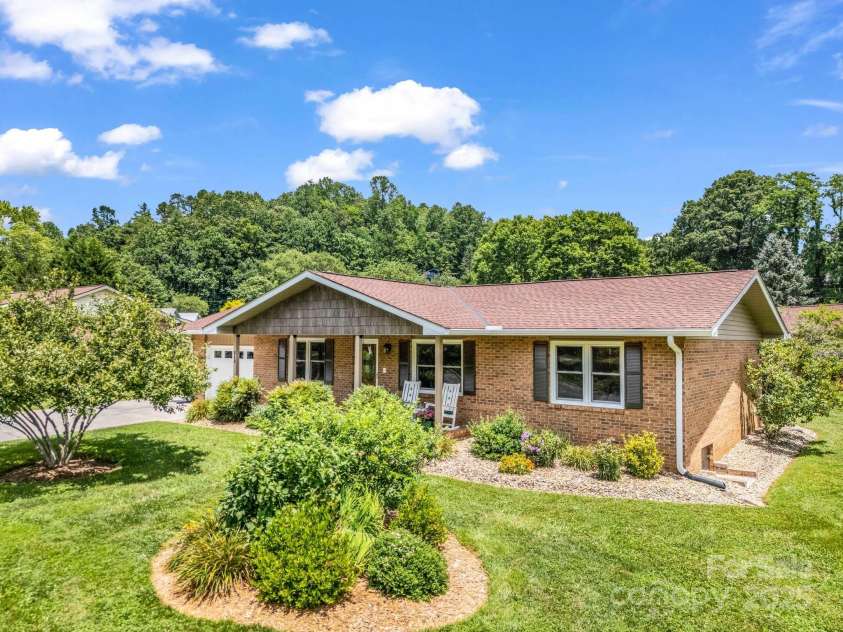 313 Resada Drive, Brevard, NC 28712.  MLS# CAR4278349, YatesRealty ID 27917. 